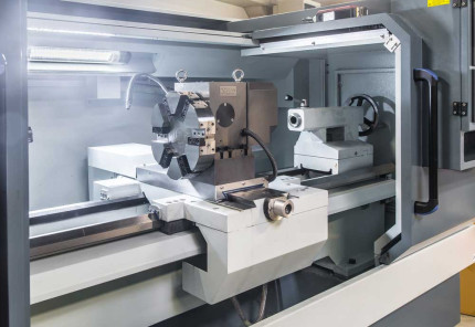 CNC sústruh Numco CK 6140 × 1000 s hydraulickým skľučovadlom