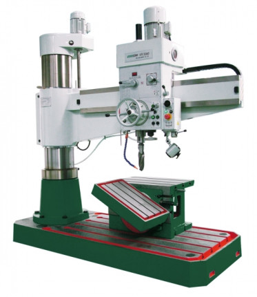 Ilustrační foto. Na obrázku radiální vrtačka VR 3060 (VR7300030). Vyobrazený naklápěcí stůl je volitelné příslušenství.