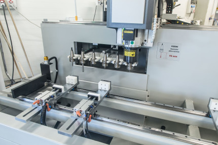 CNC obrábacie centrum na hliníkové profily SKX3-CNC-6000 ATC
