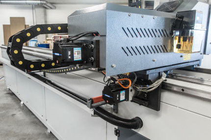 CNC obrábacie centrum na hliníkové profily SKX3-CNC-6000 ATC