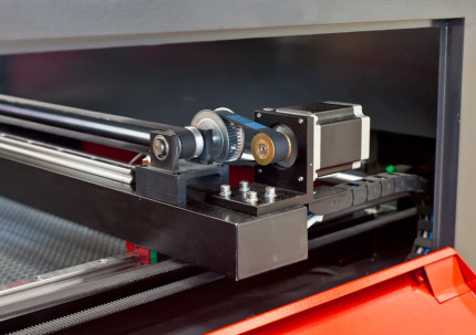 Gravírovací a rezací CO<sub>2</sub> laser Numco C 1290 s CCD kamerou