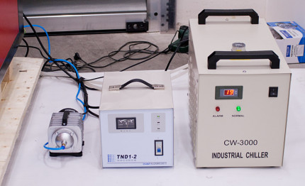 Gravírovací a rezací CO<sub>2</sub> laser Numco C 1290 s CCD kamerou