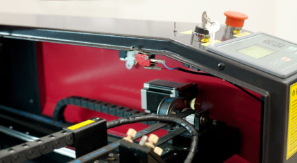 Gravírovací a rezací CO<sub>2</sub> laser Numco C 1290 s CCD kamerou