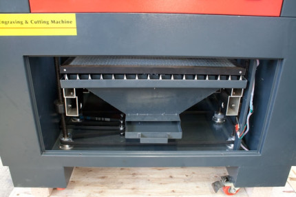 Gravírovací a rezací CO<sub>2</sub> laser Numco C 1290 s CCD kamerou