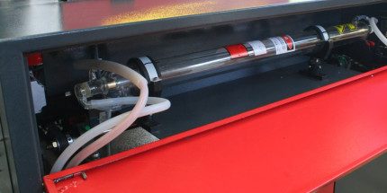 Gravírovací a rezací CO<sub>2</sub> laser Numco C 1290 s CCD kamerou