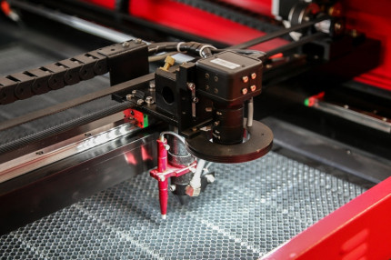 Gravírovací a rezací CO<sub>2</sub> laser Numco C 1290 s CCD kamerou