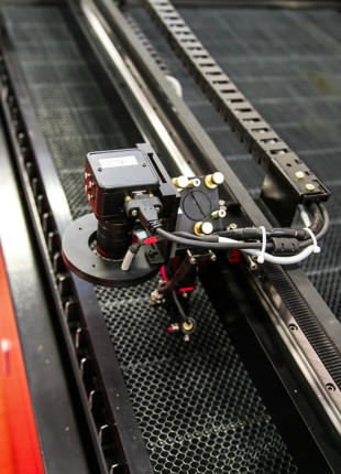 Gravírovací a rezací CO<sub>2</sub> laser Numco C 1290 s CCD kamerou
