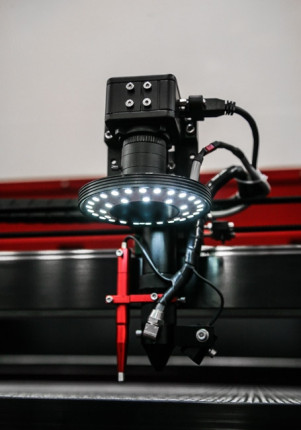 Gravírovací a rezací CO<sub>2</sub> laser Numco C 1290 s CCD kamerou