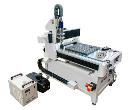 CNC router Numco SHM 0609 ATC - ilustrační foto. Na obrázků ukázkový stroj s kratším vakuovým stolem a svěrákem (není součástí dodávky).