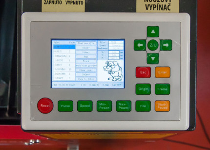 Gravírovací a rezací CO<sub>2</sub> laser Numco C 1290 s CCD kamerou